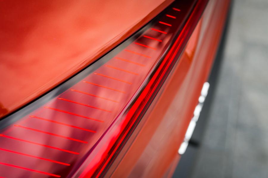 Детали экстерьера  Lexus UX250h 2018 года  (NA) (фото 16 из 40)